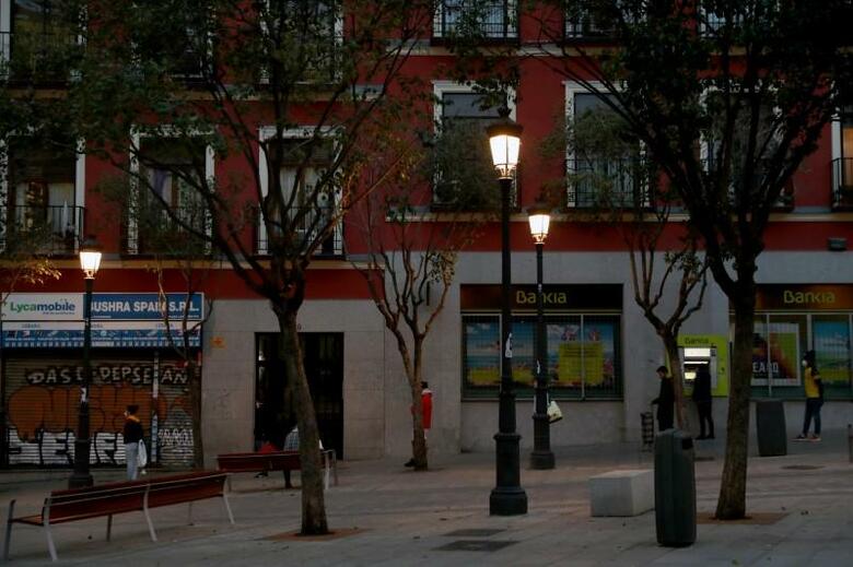 スペイン政府は、新型コロナウイルスの感染拡大を受け、全国のホテルに休業を命じた。写真はスーパーマーケットに入店するのに距離を開けて並ぶ人たち。マドリードで撮影（2020年　ロイター/Susana Vera）