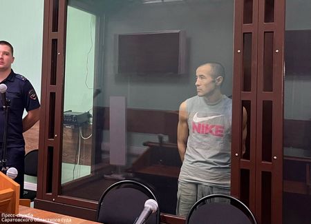 　ロシア人の妻の殺害犯アザマト・イスカリエフ受刑者（３７）にとって、戦争は刑務所を脱出するための片道切符だった。写真は、元恋人殺害の罪で起訴され、判決を言い渡されるアザマト・イスカリエフ被告。７月９日、ロシア南西部サラトフの法廷で撮影。サラトフ裁判所提供（２０２５年　ロイター）