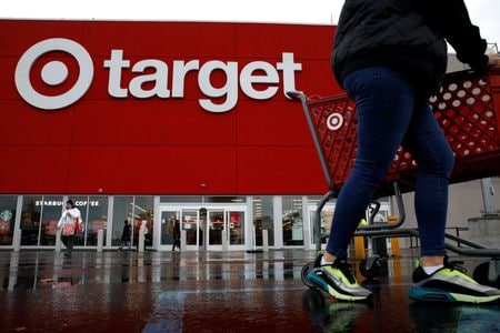 　米国ではニューヨーク、サンフランシスコ、ロサンゼルス、ヒューストンなどの主要都市で小売業者の在庫を狙った組織犯罪が増加し、被害が膨らんでいることが、全米小売業協会（ＮＲＦ）が２６日発表したリポートで明らかになった。写真はターゲットのロゴ。２０２１年１１月、ニューヨークで撮影（２０２３年　ロイター／Brendan McDermid）