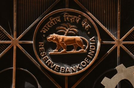 インド準備銀行（ＲＢＩ、中央銀行）は２１日公表した月報で、現在の政策金利水準について「これまでの利上げの影響を点検し、物価上昇率が想定軌道から外れた場合に適切に対応できる十分な余地を提供している」と説明し、政策運営の妥当性を改めて強調した。写真は４月６日、ムンバイで撮影（２０２３年　ロイター/Francis Mascarenhas）