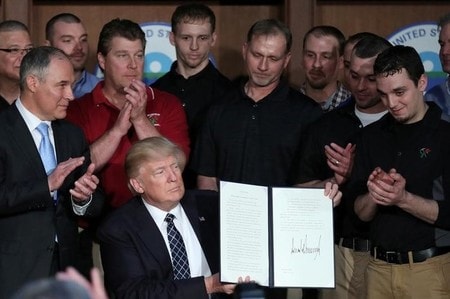 ３月２８日、トランプ米大統領は、オバマ前政権が導入した一連の環境規制を撤廃する大統領令に署名した。写真は２８日、ワシントンで大統領令に署名するトランプ氏（２０１７年　ロイター/Carlos Barria ）