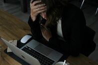アメリカで中年期の不健康化や孤独化が進む理由…燃え尽き症候群に陥る3つの兆候とは