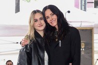 女優コートニー・コックス、大学生になった娘とビーチで「開放的なビキニ姿」を披露