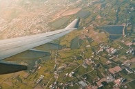 地面にくねくねと伸びる「奇妙な筋」の正体は？ 飛行機の窓から撮影された「奇観」の映像が話題