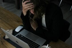 アメリカで中年期の不健康化や孤独化が進む理由…燃え尽き症候群に陥る3つの兆候とは