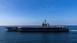 米中央軍司令官、環境悪化報道の空母リンカーン視察　乗員を称賛