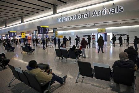 英国のハンコック保健相は９日、ワクチンが有効でない恐れがある新型コロナウイルス変異株に対応するため、禁錮刑と罰金刑を伴う厳しい国境管理策を１５日に導入すると発表した。ロンドンで１月撮影（２０２１年　ロイター/HENRY NICHOLLS）
