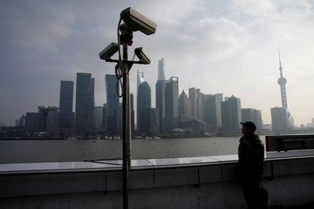 　１月１６日、中国人民銀行（中央銀行）が発表した２０１９年１２月の新規人民元建て融資は１兆１４００億元（１６５４億５０００万ドル）で、１１月から若干減少し、アナリスト予想を下回った。写真は上海の金融街。２０１８年２月撮影（２０２０年　ロイター／Aly Song）
