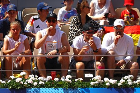 ８月５日、Ｓ＆Ｐグローバルがまとめた７月のフランスＨＣＯＢサービス部門購買担当者景気指数（ＰＭＩ）改定値は５０．１と、前月の４９．６から上昇し、好不況の分かれ目となる５０を上回った。写真はパリ五輪テニス競技の会場で撮影（２０２４年　ロイター/Edgar Su）