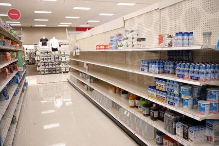 　５月１７日、米議会下院歳出委員会のデローロ委員長（民主党）は、乳児用粉ミルクの品不足対策と安全性維持に向けた業界監督強化のため、米食品医薬品局（ＦＤＡ）に２８００万ドルの緊急予算を拠出する法案を提出した。写真はテキサス州サンアントニオの店舗で１０日撮影（２０２２年　ロイター／Kaylee Greenlee Beal）