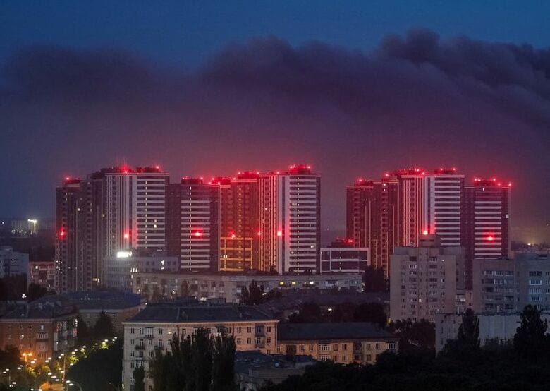 7月11日、ロシアのミサイル攻撃で立ちのぼる煙。キーウで撮影 REUTERS/Gleb Garanich