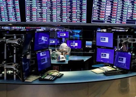 ２月２５日、   米株式市場で今年に入って最も上昇した銘柄の中には、時価総額が非常に小さいマイクロキャップ株が含まれている。ニューヨーク証券取引所で２０２０年５月撮影（２０２１年　ロイター/Brendan McDermid）