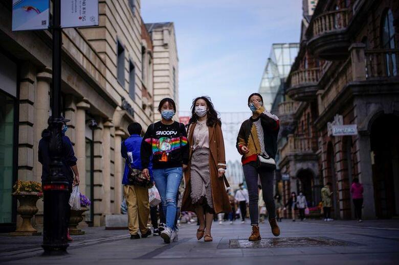 中国英字紙チャイナ・デーリーは、政府が9地域で疫学調査に乗り出した、と報じた。写真は中国の武漢で14日撮影（2020年　ロイター／Aly Song）