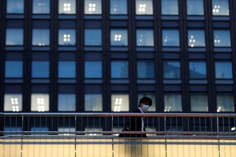 西村康稔経済再生相は公表された1―3月期の国内総生産(GDP)1次速報を受け記者会見し、新型コロナウイルスの感染拡大を受けて政府が緊急事態宣言を発出した後の4月、5月の日本経済は「さらに厳しくなる」との認識を示した。都内で12日撮影(2020年　ロイター/Kim Kyung-Hoon)