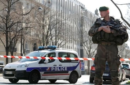 　３月１６日、パリのＩＭＦの事務所で爆発した郵便物の差出地はギリシャで、差出人にはギリシャの野党幹部の名前が記載されていたことが分かった。現場周辺の様子（２０１７年　ロイター／Christian Hartmann）