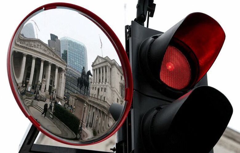 カーブミラーに映る英中銀ビル。2025年2月、ロンドンで撮影。REUTERS/Toby Melville/File Photo