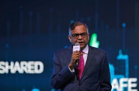 ６月１６日、インド大手財閥タタ・グループ傘下のエア・インディアのチャンドラセカラン会長（写真）は、従業員に対し、先週起きた少なくとも２７１人が死亡した旅客機墜落事故をより安全な航空会社の構築に向けたきっかけにすべきだと語り、批判の中でも毅然とした態度を保つよう促した。印グレイターノイダで２０２０年２月撮影（２０２５年　ロイター/Anushree Fadnavis）