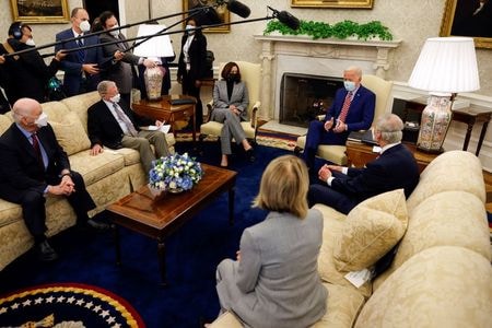 バイデン米大統領は１１日、大型インフラ刷新計画の推進に向け民主・共和両党の上院議員と会合した。月内にも議会に法案を提出したい考え（２０２１年　ロイター/CARLOS BARRIA）