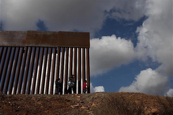 トランプ米大統領は議会がメキシコ国境の壁建設費として50億ドルの拠出を認めなければ米南部国境を閉鎖すると発言した。写真は１日撮影（２０１８年　ロイター/Adrees Latif）