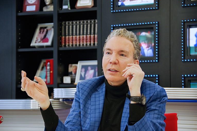 東京都内のスペクター・コミュニケーションズ社でインタビューに応じるデーブ・スペクター　HISAKO KAWASAKI-NEWSWEEK JAPAN