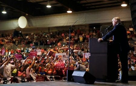 　７月７日、米共和党の上院議員４人が、来月フロリダ州ジャクソンビルで開催する共和党全国大会を欠席すると表明した。ここでトランプ大統領が再選に向け共和党候補に指名される。写真は２０１６年１１月、ジャクソンビルで行われた選挙集会で話すトランプ候補（当時）（２０２０年　ロイター/Carlo Allegri）