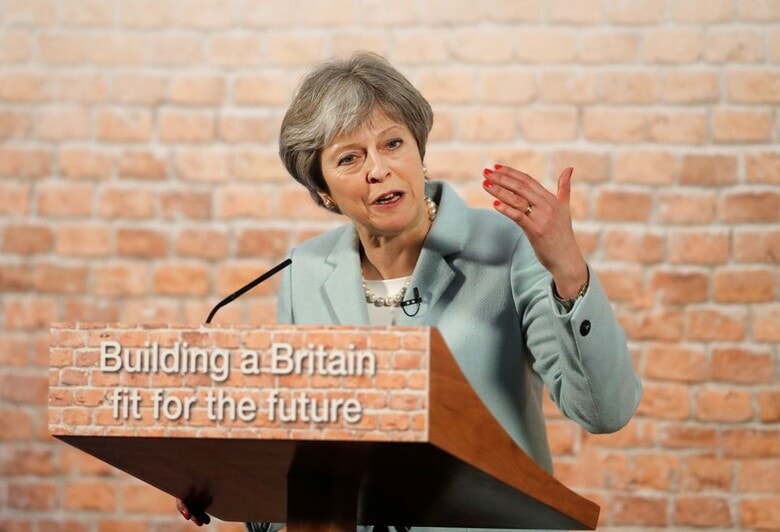 ３月１２日、メイ英首相は、英南西部ソールズベリーで今月、元二重スパイのロシア人男性とその娘が軍用神経剤にさらされ、意識不明の状態で発見された事件にロシア政府が関与している可能性が「極めて高い」との見方を示した。写真は５日、ロンドンで講演する同首相。代表撮影（２０１８年　ロイター）