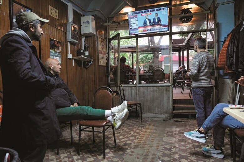 イスタンブール市内のカフェで、5月14日に実施された大統領選第1回投票の行方を見守る人々　MEHMET KACMAZ/GETTY IMAGES