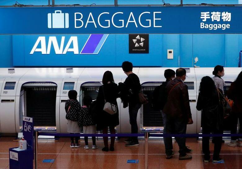 ANAホールディングスは20日、アプリを使ってバーチャル（仮想）空間で旅行体験などができる新事業を2022年に始めると発表した。写真は、羽田空港内の手荷物を預けるANAのカウンター。2020年10月23日に撮影。（2021年　ロイター／Issei Kato）