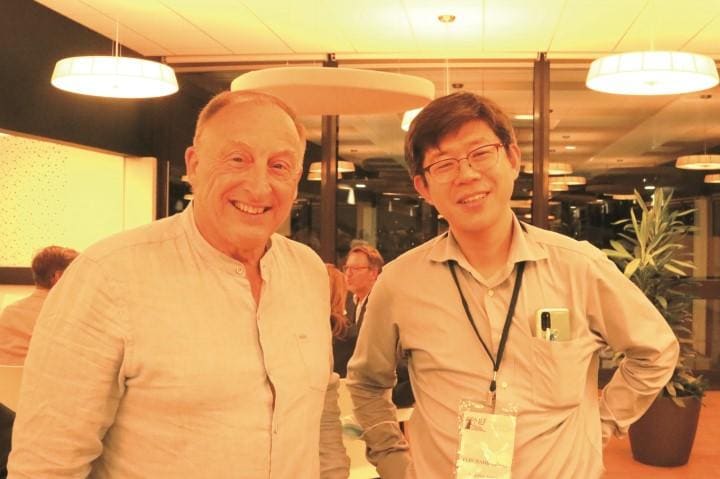 今年9月、フランス語圏精神神経学会にて（左は学会運営理事のパトリック・マルタン教授）　COURTESY TADAAKI FURUHASHI