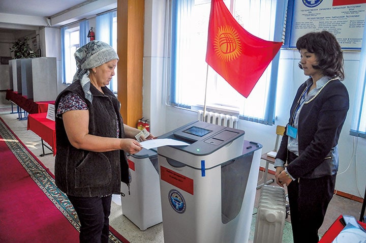 キルギス大統領選では日本の電子認証装置が活躍　Nezir Aliyev-Anadolu Agency/GETTY IMAGES