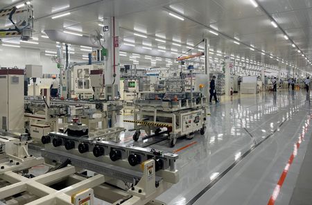 　７月１２日、インド統計・計画実施省が発表した５月の鉱工業生産指数は前年同月比５．２％上昇した。写真はインドのカルナータカの工場で昨年６月撮影（２０２３年　ロイター／Aditi Shah）