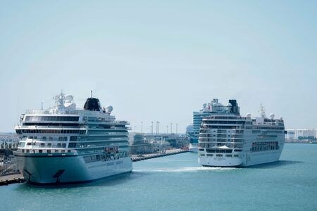 業界団体のクルーズライン国際協会（ＣＬＩＡ）は、２０２８年までに世界のクルーズ旅客が、新型コロナウイルスのパンデミック前の水準を超えた２３年の３１７０万人を１０％上回るとの見通しを示した。写真はスペイン・バルセロナの港を出るクルーズ船。4月撮影。（2024年 ロイター/Albert Gea/File Photo）