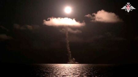 　１１月５日、ロシア国防省は、最新型の戦略原子力潜水艦「アレクサンドル３世」が大陸間弾道ミサイル（ＩＣＢＭ）「ブラバ」の発射実験に成功したと発表した。画像は、公開された動画のワンシーン（２０２３年　ロイター/Russian Defence Ministry）