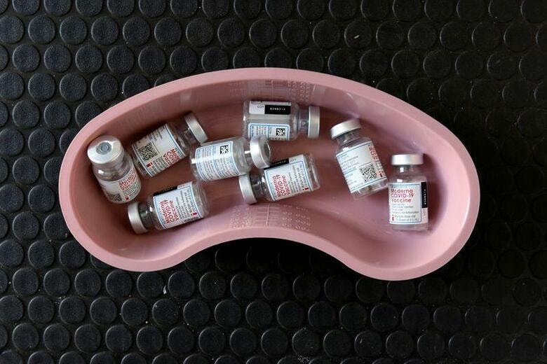 国内の新型コロナウイルスのパンデミック（世界的大流行）制圧に向けて、米国は自国のワクチン製造企業に対し、必要な国産資材への優先アクセス権を認めた。写真は使用済みモデルナ製ワクチンの容器。ノースダコタ州デイトンの接種会場で4月撮影（2021年　ロイター/Dan Koeck）