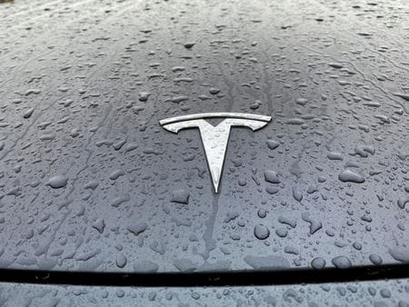 　米電気自動車（ＥＶ）大手テスラがセダン「モデル３」とスポーツ用多目的車（ＳＵＶ）「モデルＹ」について、米国で一部車種の価格を変更したことが明らかになった。価格調整は今年に入って４回目となる。ノルウェー・オスロで２０２２年１１月撮影（２０２３年　ロイター／Victoria Klesty）