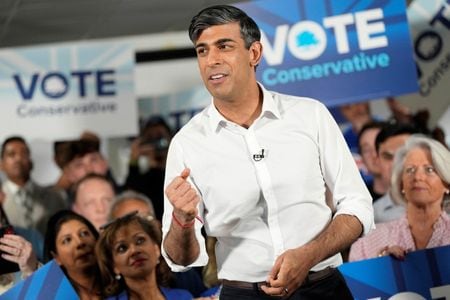 スナク英首相は２７日、７月４日の総選挙に向けて年金受給者の減税を公約に掲げた。写真は５月２７日、アマーシャムで撮影（２０２４年　代表撮影）