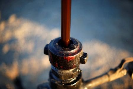 ＪＰモルガン・グローバル・エクイティ・リサーチは原油価格がオーバーシュートし、来年は１バレル＝１２５ドル、２０２２年は１５０ドルまで上昇するとの見通しを示した。写真は２０１４年１０月撮影（２０２１年　ロイター／Lucy Nicholson）