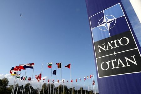 ５月２３日、米上院の民主、共和両党の指導部は、スウェーデンとフィンランドの北大西洋条約機構（ＮＡＴＯ）加盟を支持する決議案を共同で提出した。写真はブリュッセルのNATO本部で２０２１年１０月撮影（２０２２年　ロイター/Pascal Rossignol）