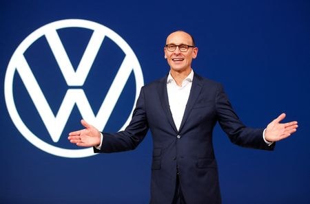 ４月２４日、  独フォルクスワーゲン（ＶＷ）の中国事業を統括するラルフ・ブランドシュテッター氏（写真）は、中国市場でのシェアを２０３０年までほぼ昨年並みに維持するのが目標であり、中国の電気自動車（ＥＶ）メーカーとの間で価格競争が激化する中でも多額の投資で販売を支えると述べた。フランクフルトで２０１９年９月撮影（２０２４年　ロイター/Wolfgang Rattay）