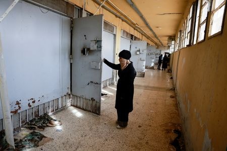 １２月１１日、 シリアのアサド政権が反体制派の攻勢により崩壊したというニュースを耳にした時、ハヤト・アル・トゥルキさん（２７）は真っ先に「と殺場」として悪名高いセドナヤ刑務所に向かった。写真は同日、刑務所内の収容施設を確認するトゥルキさん（２０２４年　ロイター/Ammar Awad）　