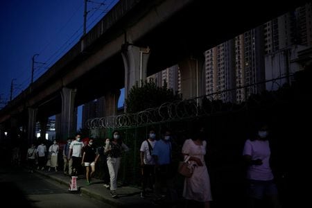 ７月５日、 中国・上海市は、２５００万人の住民の大部分を対象に新型コロナウイルスの集団検査を新たに２回実施すると発表した。上海で１日撮影（２０２２年　ロイター/Aly Song）