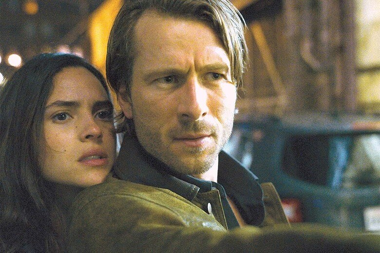 内気な大学講師のゲイリーは変身技術を駆使しておとり捜査に協力し（写真右）、夫に虐げられるマディソン（左）と出会う　©2023 ALL THE HITS, LLC ALL RIGHTS RESERVED