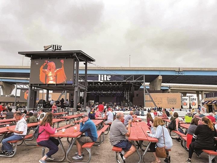 ミルウォーキーのフェスで観客は間隔を空けて飲酒していた　SENRI OE