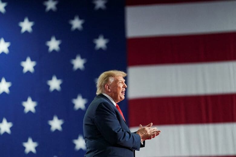 トランプ米大統領は９日、ノーベル平和賞を受賞できなかったことへの不満を改めて表明し、恥ずべき不名誉な決定でノルウェーに汚点を残したと批判した。ニューヨーク州シラキュースでの選挙集会で撮影（２０２６年　ロイター/Nathan Howard）