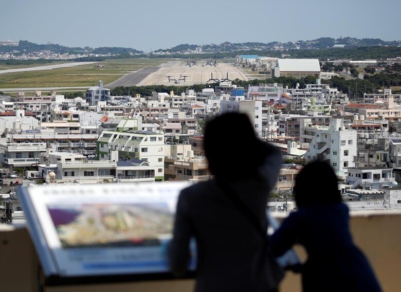 宜野湾市にある普天間基地を眺める人々　Issei Kato-REUTERS