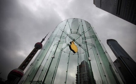 　８月１日、米アップルが中国での収益回復を狙い、悪名高い中国政府の規制にも従順に従う姿勢を示している。写真は同社のロゴ。上海で２０１２年２月撮影（２０１７年　ロイター/Carlos Barria）