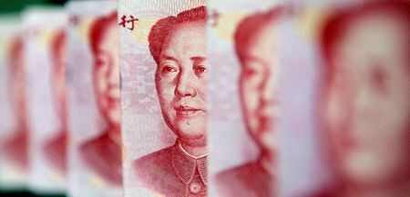８日公表の中国の公式データによると、中国国債の外国人保有高は３月に約２％減少した。人民元紙幣、２０１０年撮影。（２０２２年　ロイター/Jason Lee/File Photo）