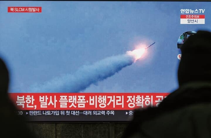 1月28日の北朝鮮によるミサイル発射を報じる韓国のテレビ映像　KIM JAE-HWANーSOPA IMAGESーREUTERS