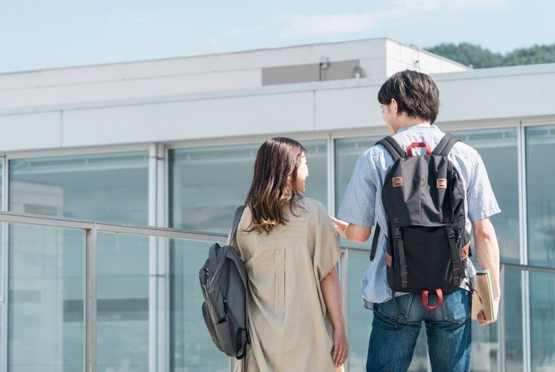 都市部と地方の間には大学の収容力で大きな差ができている　Fine Graphics/photo-ac