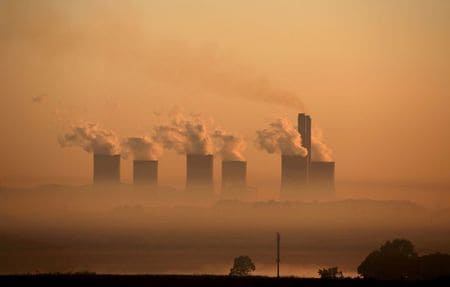 　９月２９日、南ア環境省は、同国を訪問している米・英・独・仏の気候変動担当特使に対し、石炭脱却には大規模な資金援助が必要との現状を伝えたと明らかにした。写真は南アフリカのサソルバーグにある火力発電所。２０１６年３月撮影（２０２１年　ロイター／Siphiwe Sibeko）